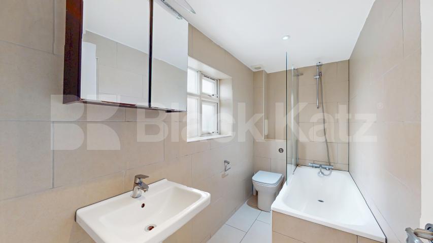 Refurbished Refurbished Two Bedroom Flat in Elegant Period Conversion Rochester Road, Camden